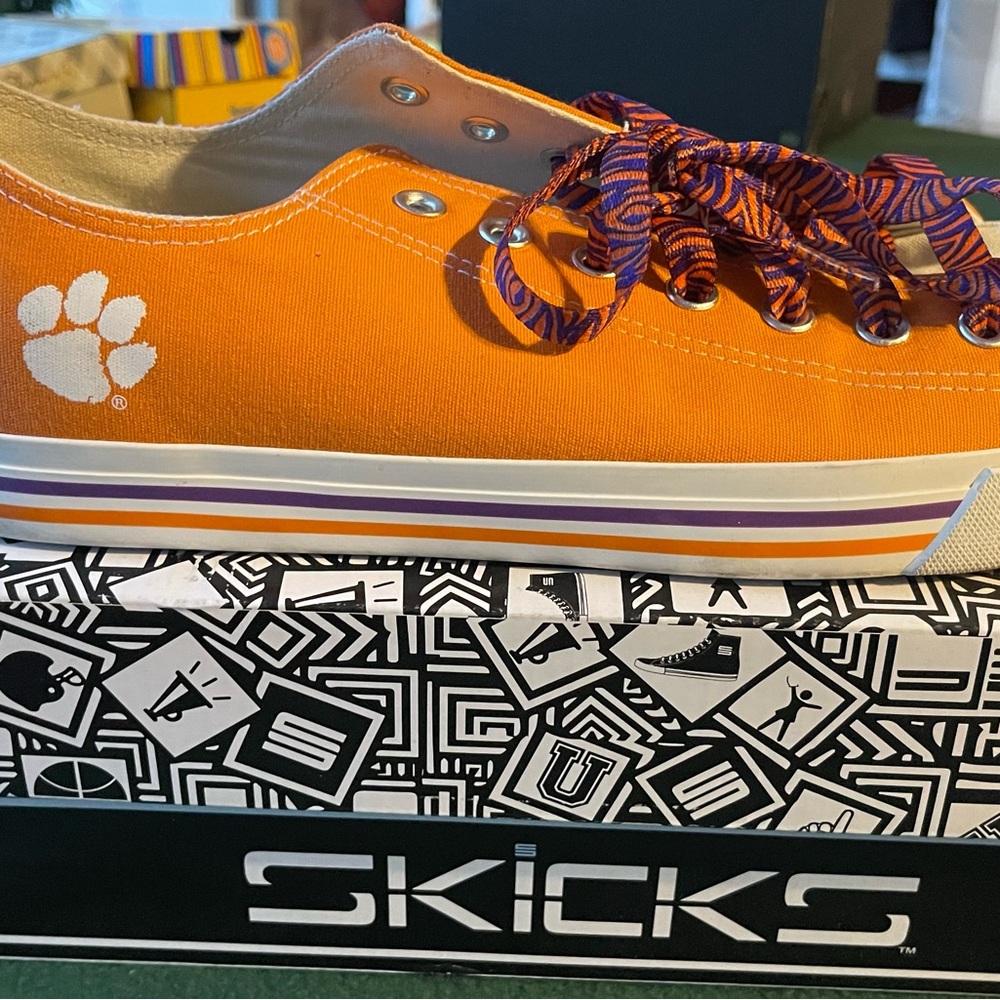 SKICKS Mens Clemson Sneakers